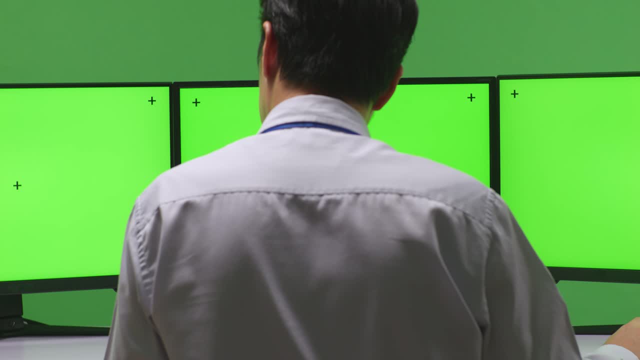 여러 컴퓨터 화면 앞에서 스트레스를 받는 직원