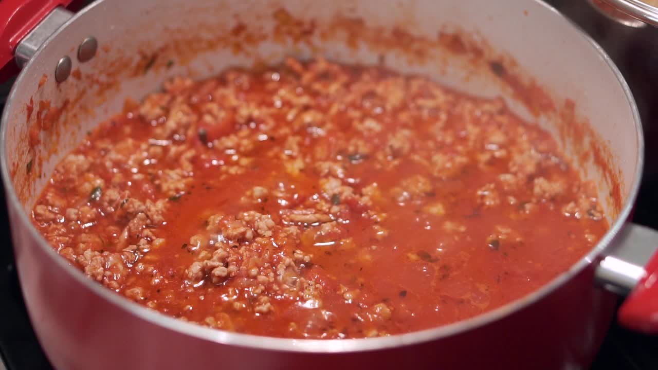 Boiling bolognese in slowmotion