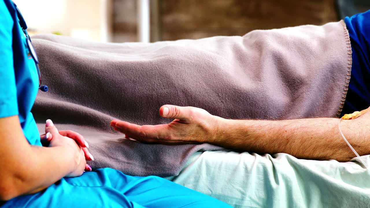 가까이에서 손으로 아픈 노인을 만지는 것