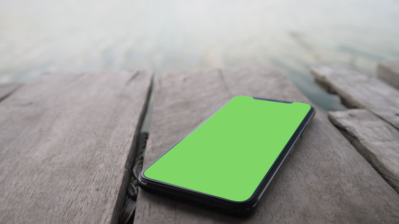 lugar de teléfono inteligente en fondo de madera