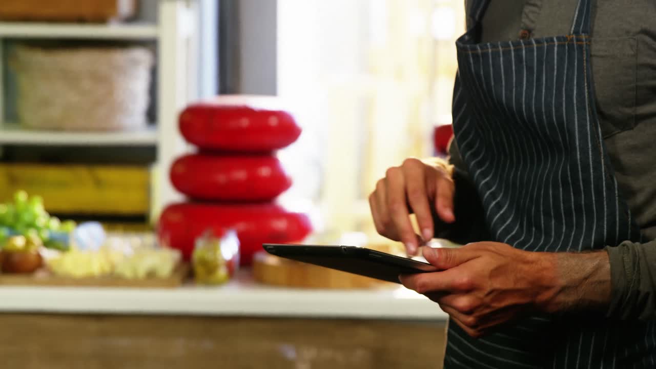 personal masculino que utiliza una tableta digital