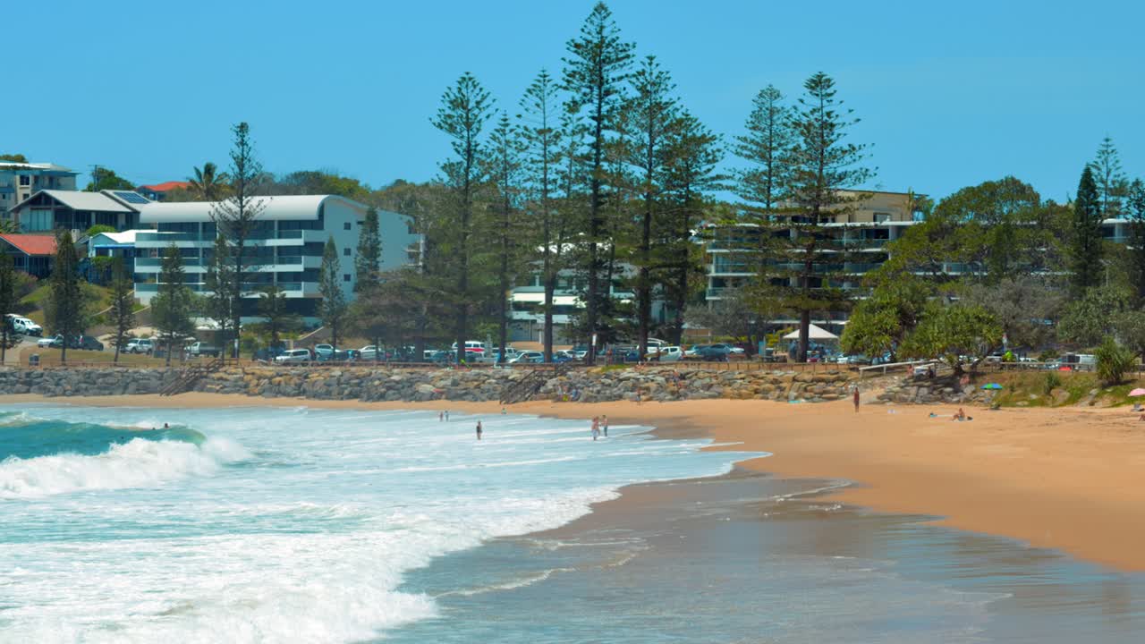 햇볕에 그을린 해변에서 구르는 파도