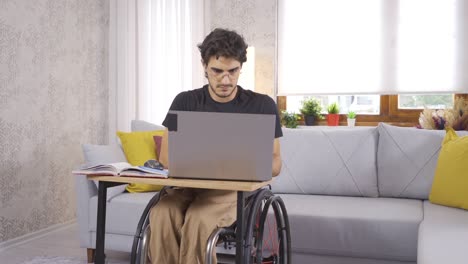 estudiante discapacitado trabajando con una computadora portátil en casa.