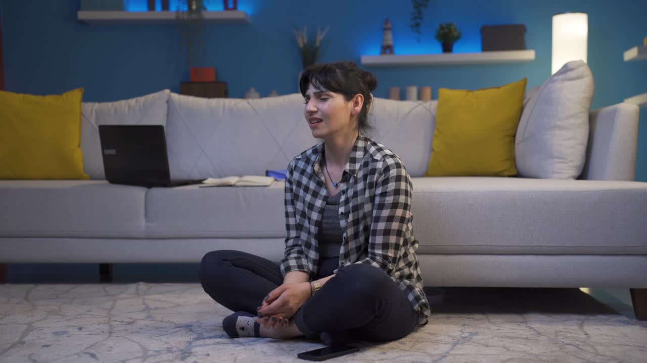 혐오스러운 여자.