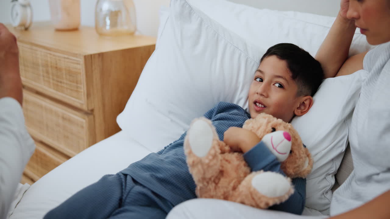 어린이 환자를 검사하는 의사