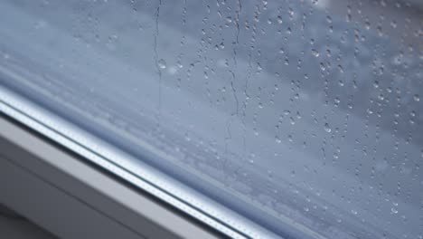 Regentropfen-Auf-Dem-Fenster.-Regenwetter.-Nahaufnahme