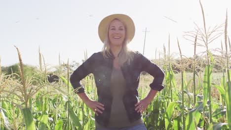 video de una mujer caucásica feliz de pie en el campo en un día soleado