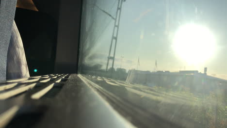 disparo de ángulo bajo desde el interior de un tren en movimiento.