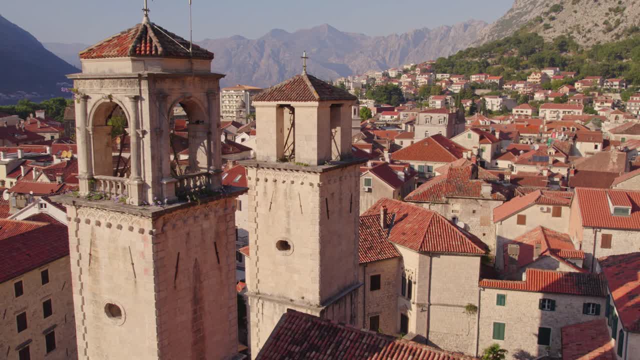campanario doble de la iglesia catedral de kotor en montenegro, antena