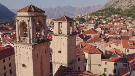 Campanario-Doble-De-La-Iglesia-Catedral-De-Kotor-En-Montenegro,-Antena