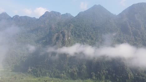 Luftaufnahme-Der-Wolkenlandschaft-Im-Tal-Zwischen-Den-Bewaldeten-Vang-Vieng-Bergen