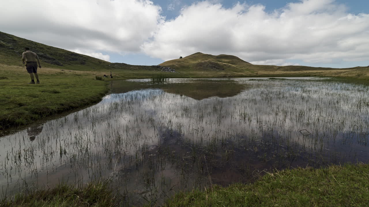 control de movimiento timelapse lago alpino smolikas montaña grecia verano inclinar hacia arriba