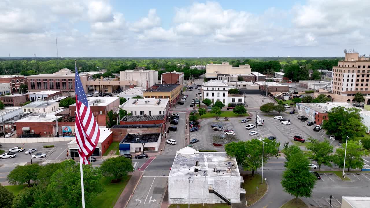 la bandera estadounidense ondeando en dothan alabama aérea capturada en 5k