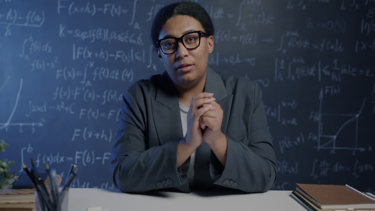 Guru Wanita Kulit Hitam Menjelaskan Konsep Matematika