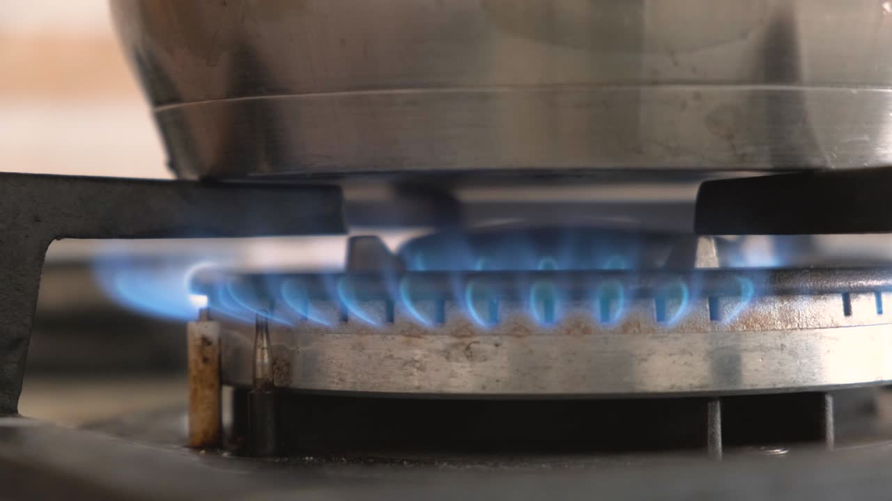 близкий кадр голубого огня из домашней кухонной плиты. газовая плита с горящим пламенем пропан-газ.