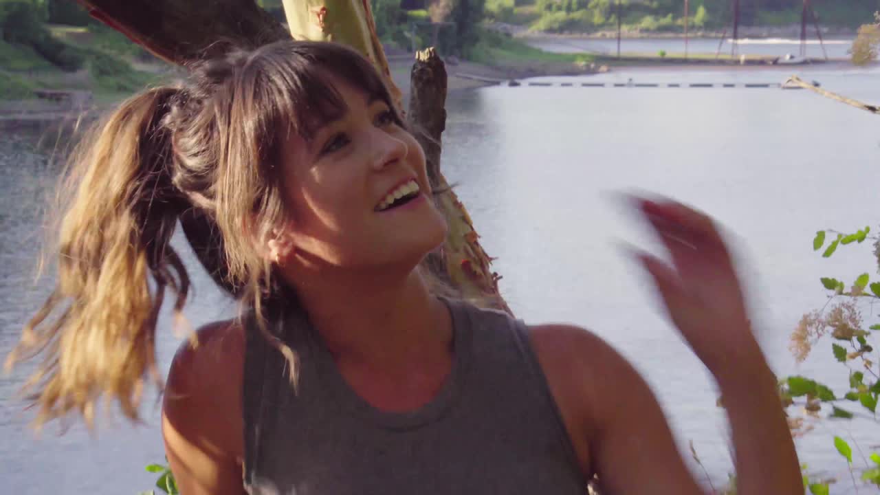 imágenes de mano de una linda chica hip sonriendo y hablando con la cámara con franqueza