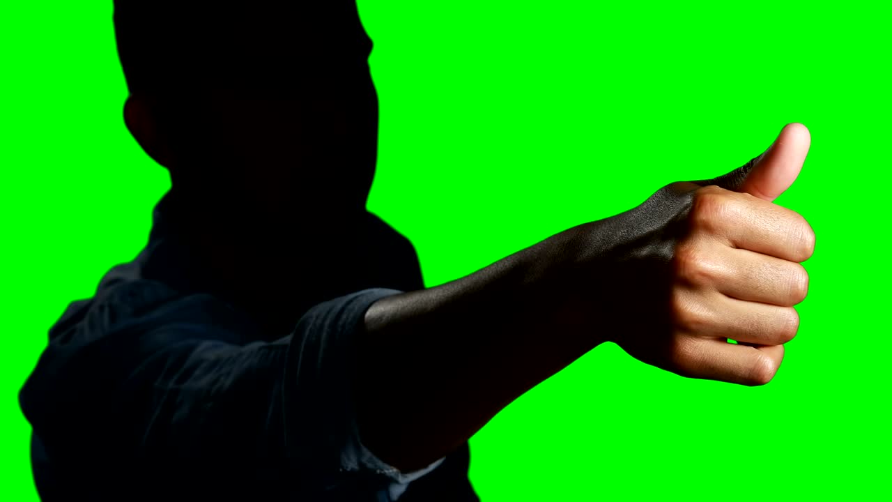 hombre tocando pantalla digital 4k