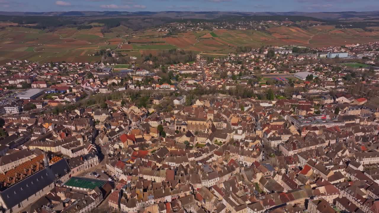 Storici tetti e giardini di Beaune che si risvegliano in primavera