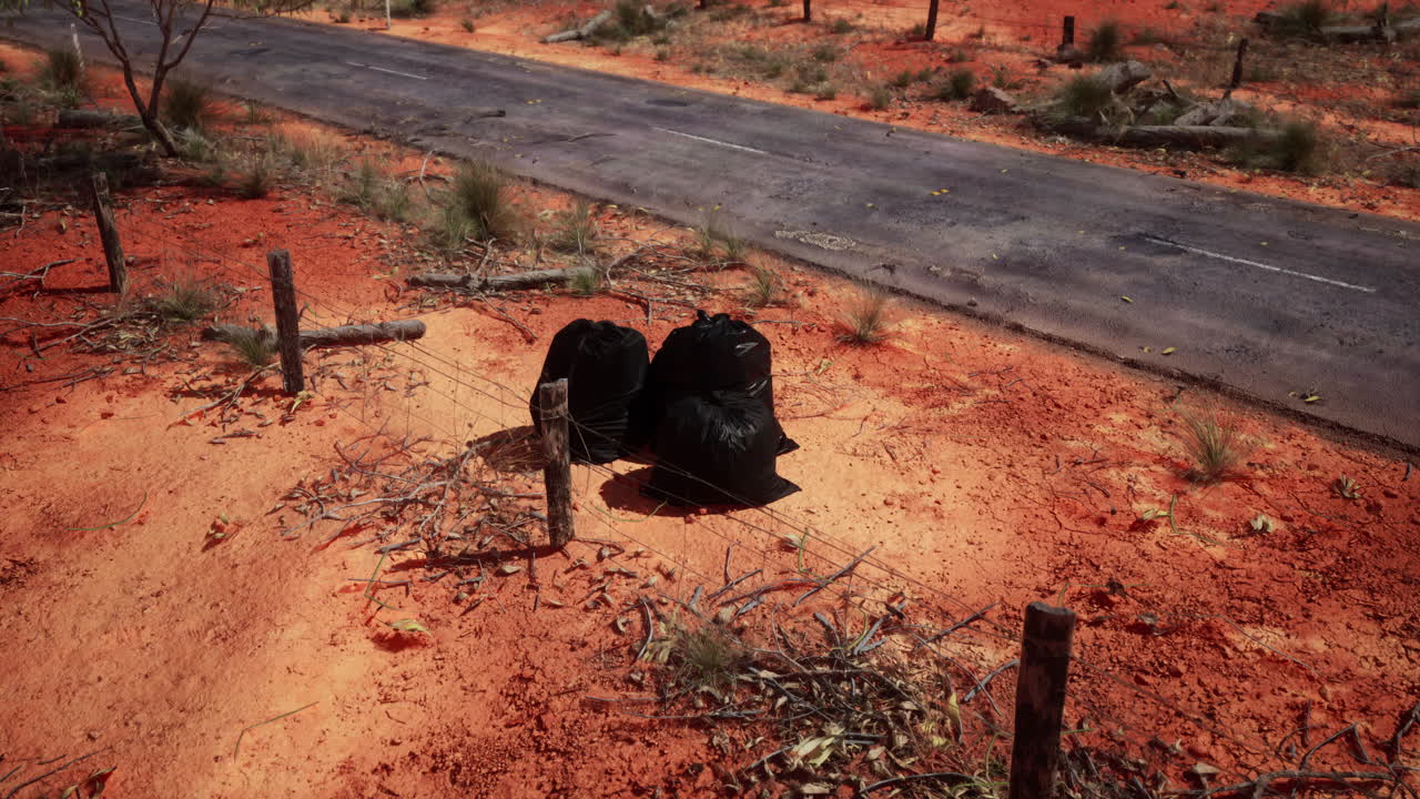 primer plano de bolsas de basura llenas en la arena