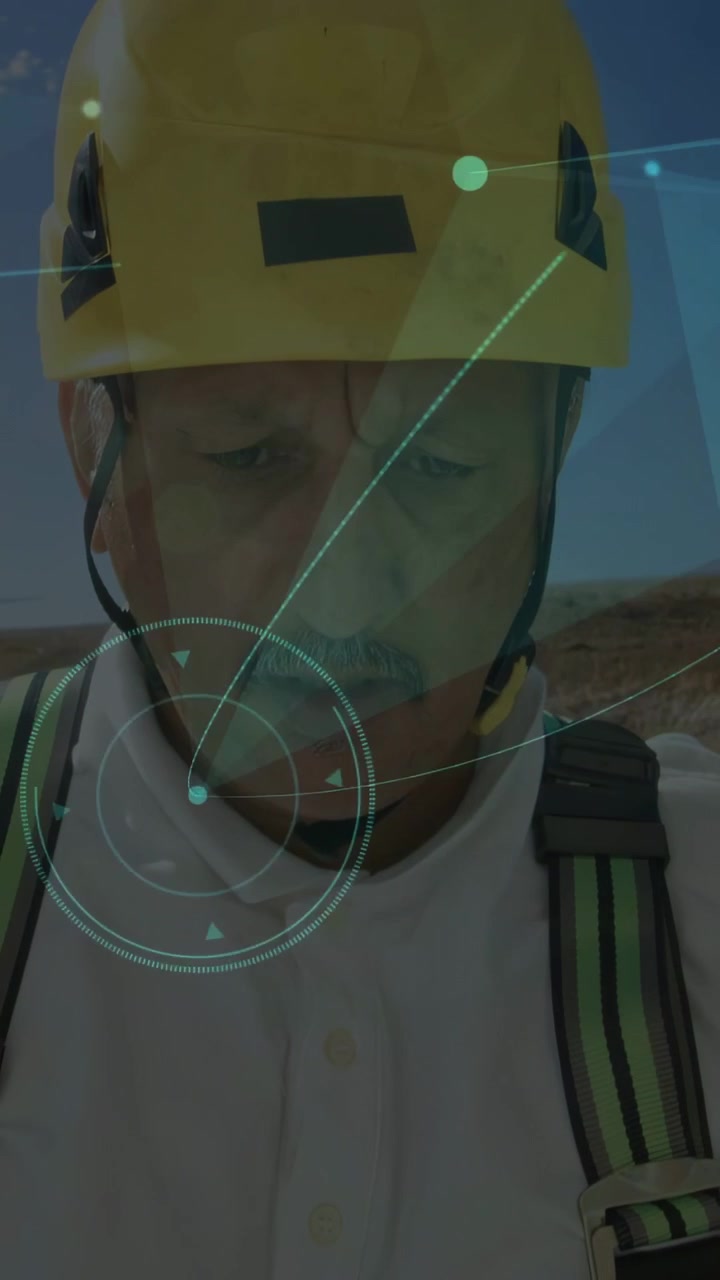 Sovrapposizioni HUD che appaiono e si intensificano, tecnico con elmetto che legge un documento mentre controlla l'imbracatura