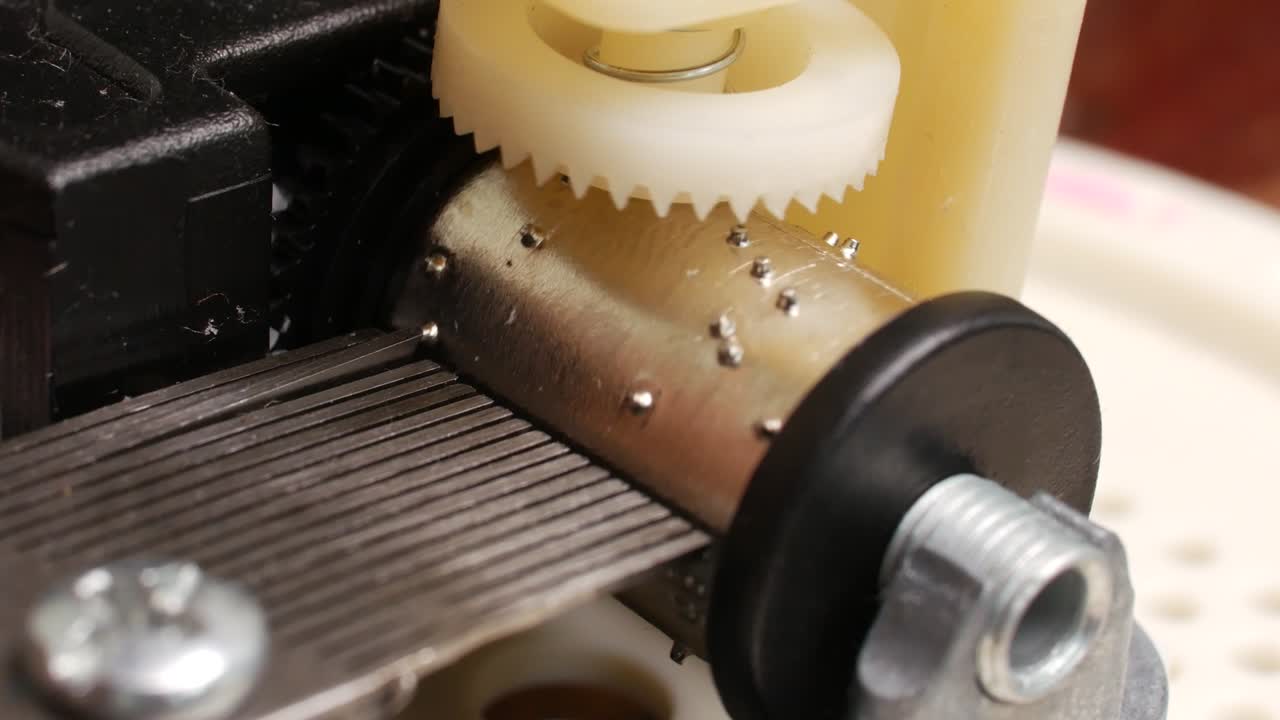 음악 상자 내부, 메커니즘 클레임바