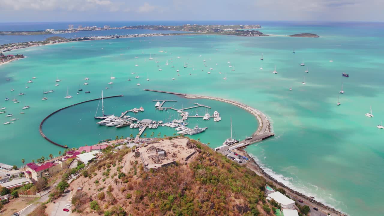 Volo al rallentatore di drone sulle spiagge sabbiose di Saint Martin
