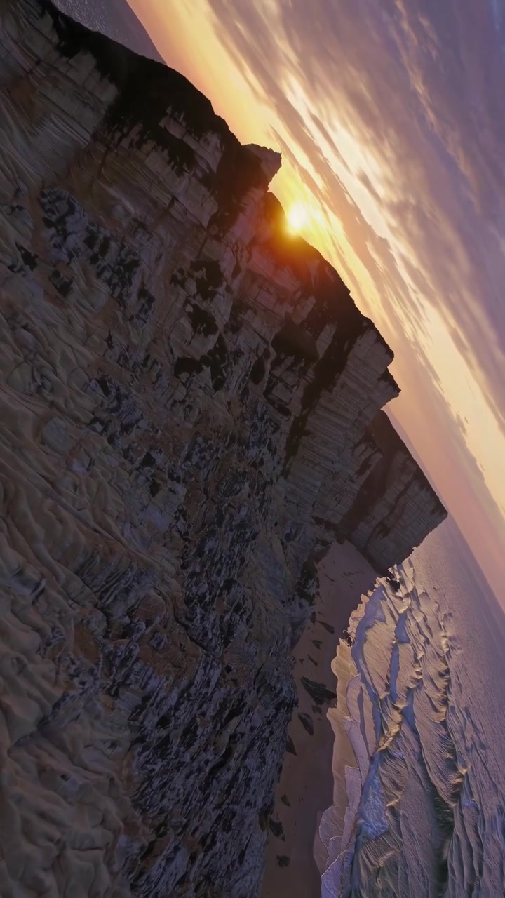 Vista Aerea di Scogliere Bianche Spettacolari al Tramonto