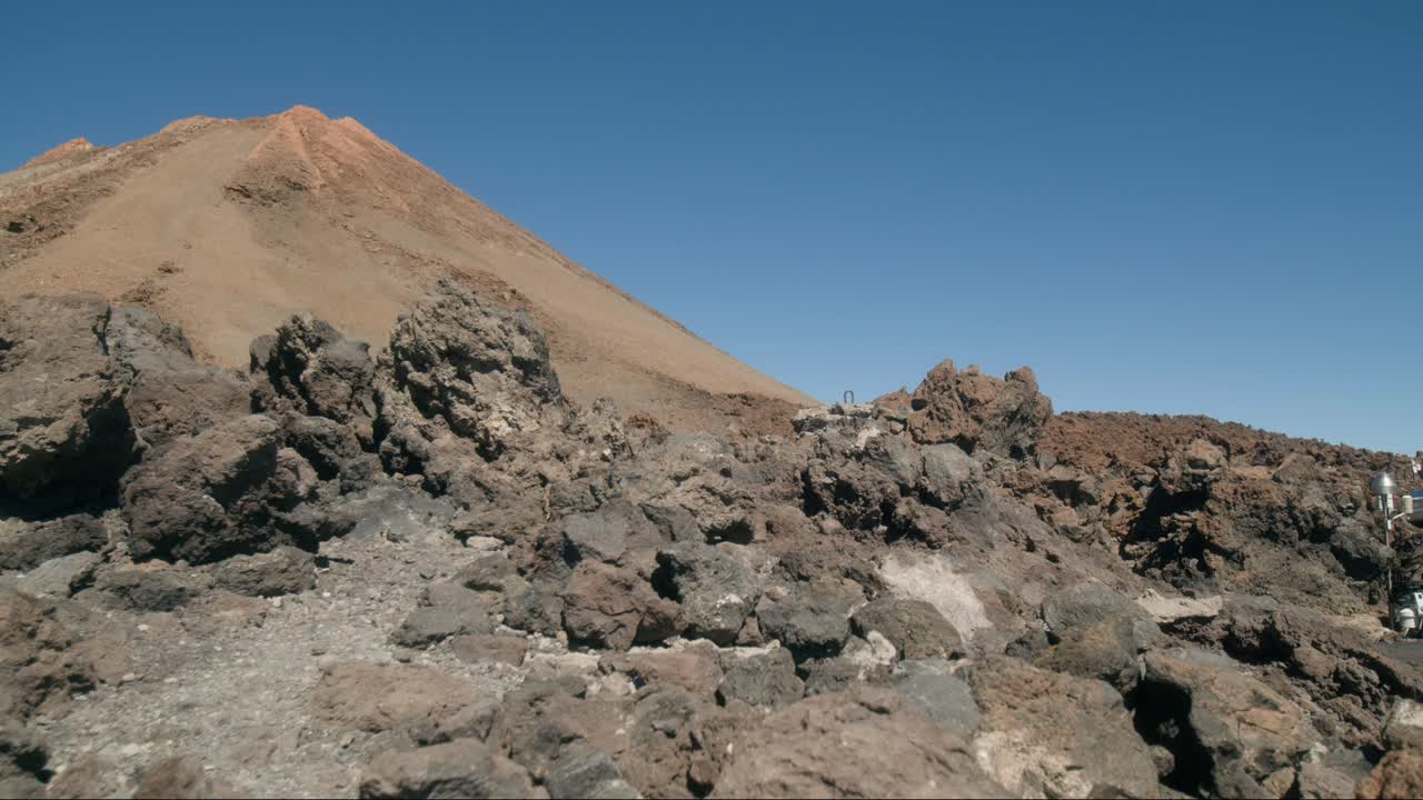 el pico del volcán del teide detrás de las rocas en tenerife, islas canarias en primavera