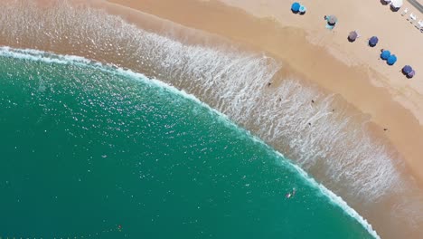 Luftaufnahme-Von-Oben-Nach-Unten-über-Einen-Strand-In-Los-Cabos,-Mexiko