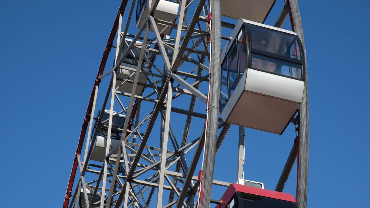 rueda gigante en un parque de atracciones