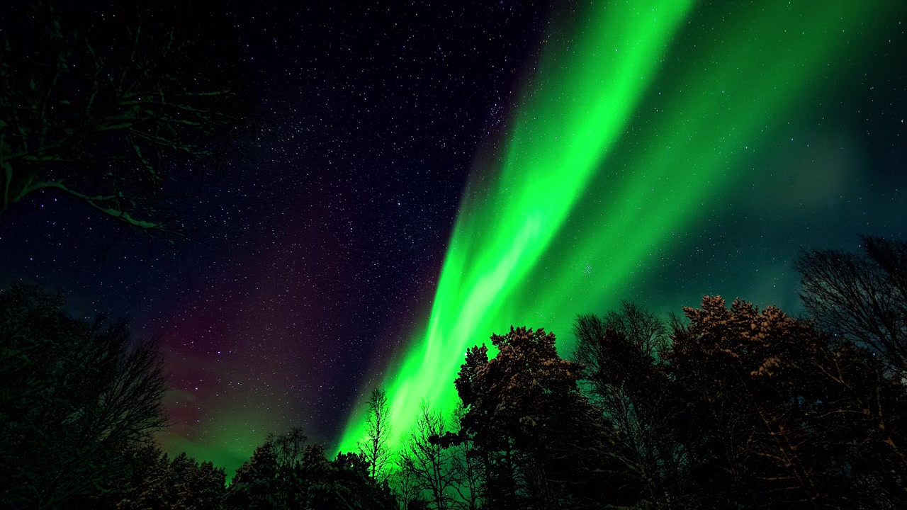 Misteriose aurore boreali verdi che illuminano il cielo notturno stellato, time-lapse