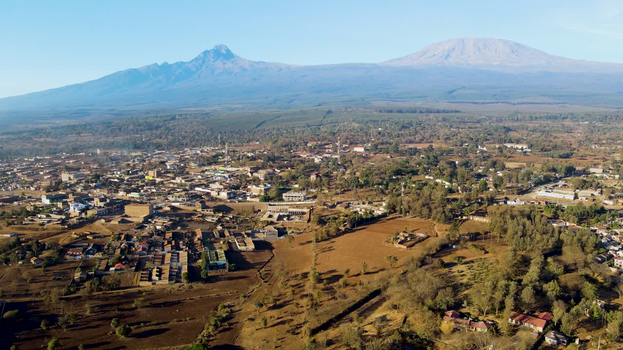 amanecer paisaje de kenya con una aldea, kilimanjaro y parque nacional de amboseli - seguimiento, vista aérea de avión no tripulado