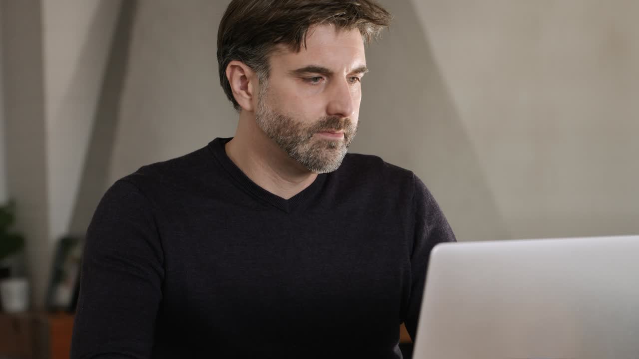 hombre adulto guapo inclinándose hacia atrás después de terminar su trabajo