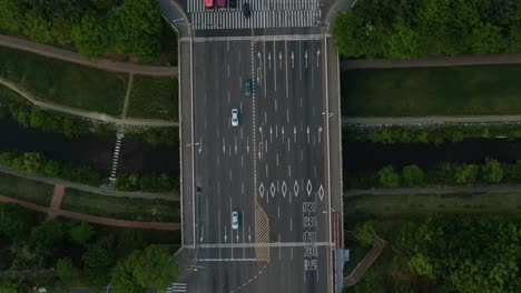 vehículos coloridos cruzando un puente ancho
