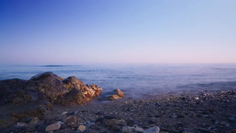 在岩石岸上的時間流逝