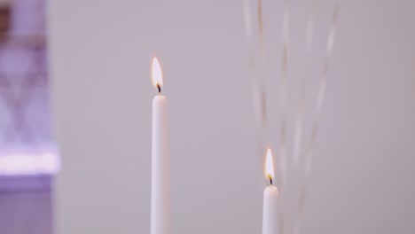 enfoque suave en velas ardientes tranquilas, ideal para temas de spa y meditación