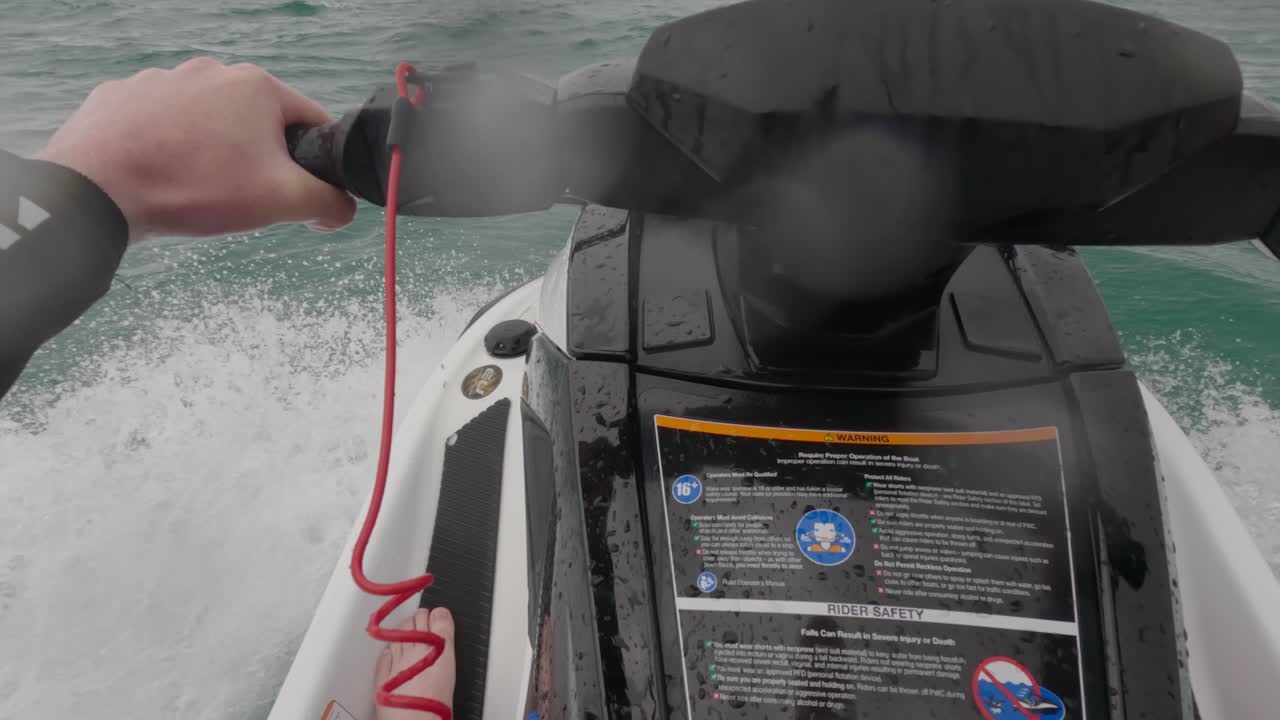 Cuplikan POV seorang pengendara jet ski yang terombang-ambing di laut yang sangat berombak