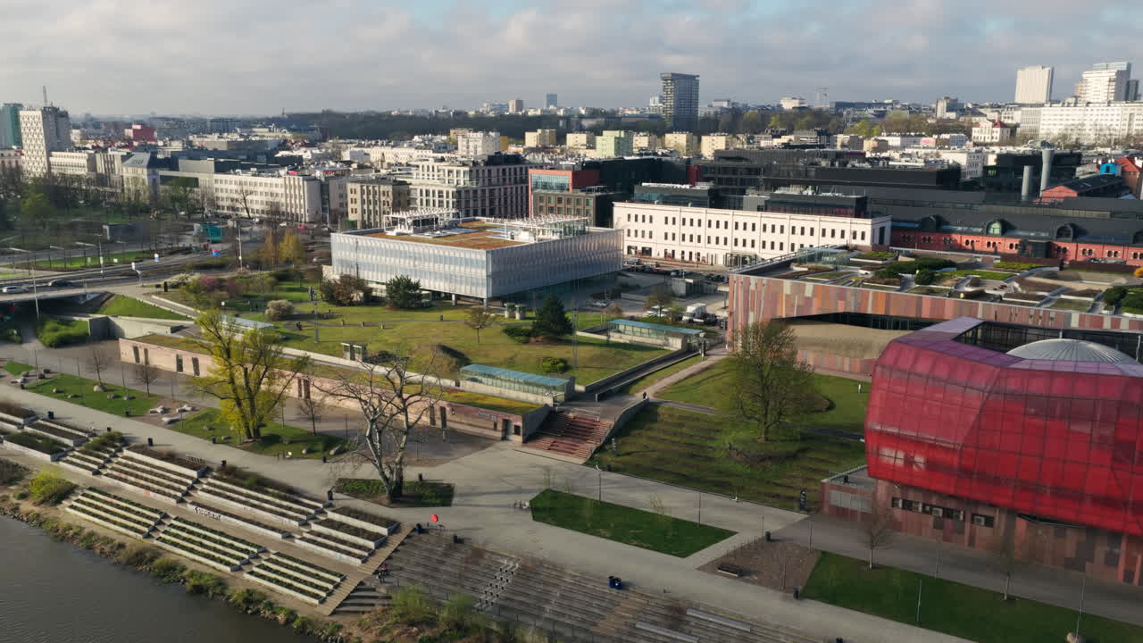 Park Odkrywców w pobliżu Centrum Nauki Kopernik nad brzegiem Wisły w Warszawie, Polska. Ujęcie z lotu ptaka