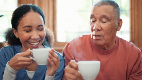 Kaffee-Trinken,-Lächeln-Oder-Eine-Krankenschwester-Besuchen