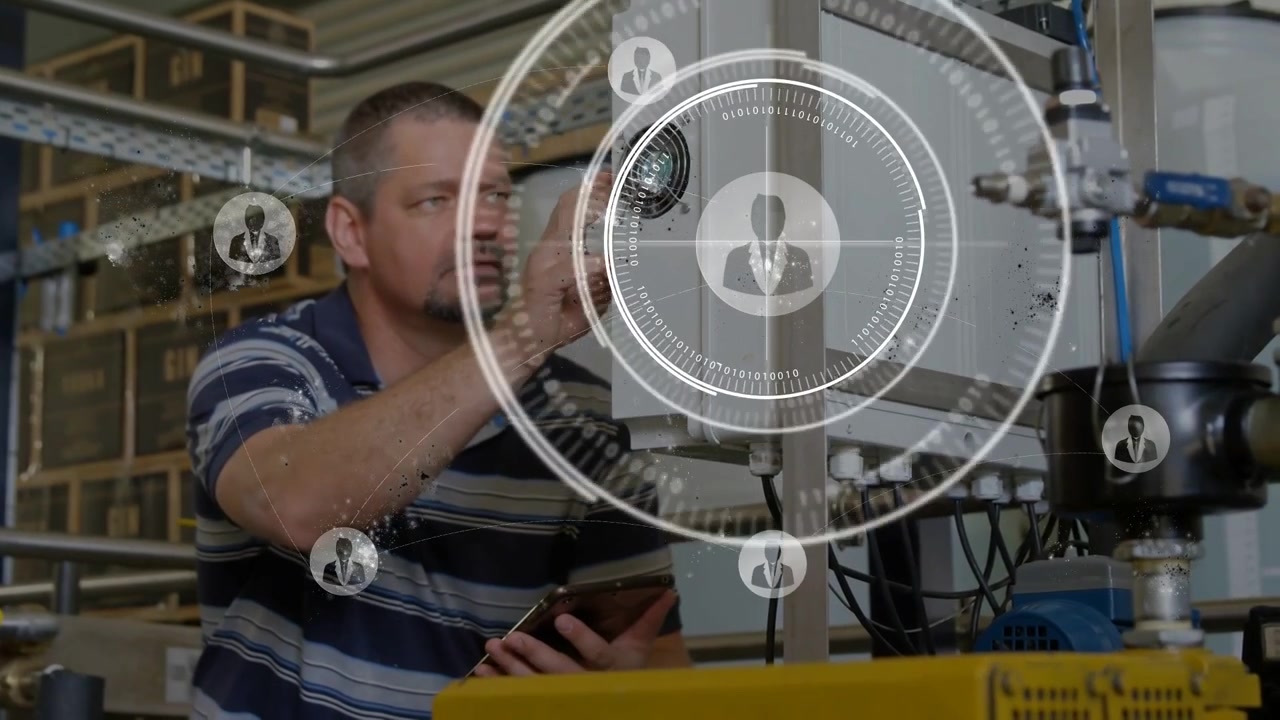 Tekniker justerer panel og starter ekspanderende HUD-ringe på fabriksgulvet, mens der skiftes til tablet.