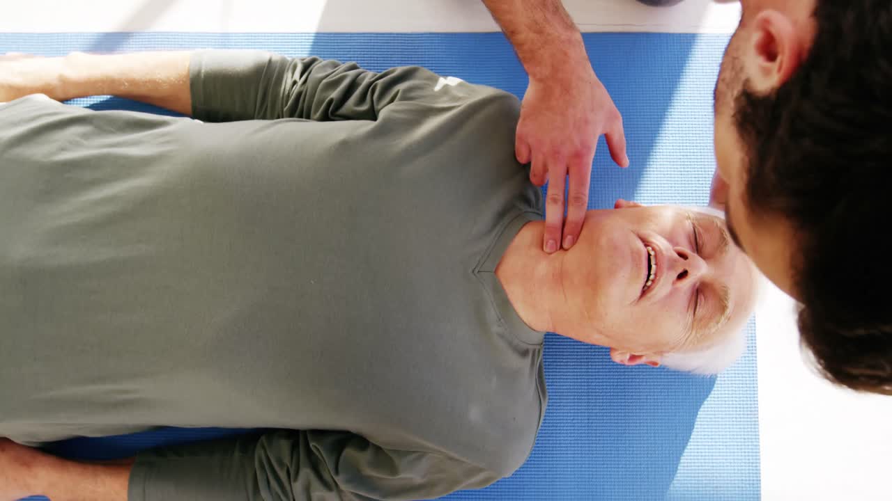 paramédico masculino durante la reanimación cardiopulmonar