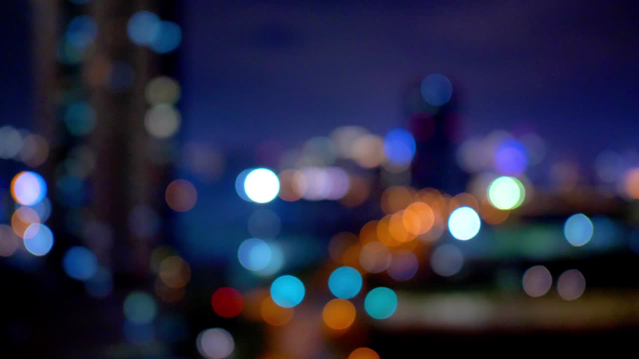 Vista dall'alto delle luci del traffico notturno in una città moderna dai finestrini di un'auto in movimento, luci di Shanghai di notte, auto in strada, fiume e grattacieli, sfocato e con bokeh morbido, filmato 4K, rallentatore