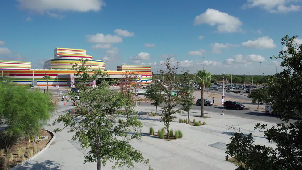 멕시코 레이노사 문화 공원 에 있는 나무 근처 에 드론 이 진격 하고 있다