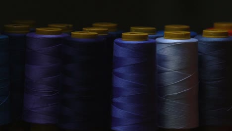 Primer-Plano-De-Hilo-De-Algodón-Azul-En-Tonos-De-Azul,-Utilizado-En-La-Industria-Textil