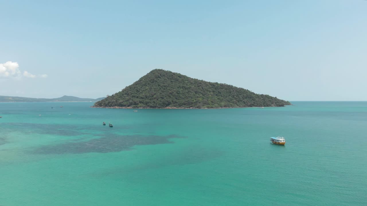 m'pai bay, koh rong samloem, cambodia의 열대 해역에서 섬과 보트
