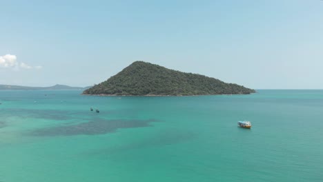 Islote-Y-Barcos-En-Las-Aguas-Tropicales-Del-Mar-De-La-Bahía-De-M&#39;pai,-Koh-Rong-Samloem,-Camboya