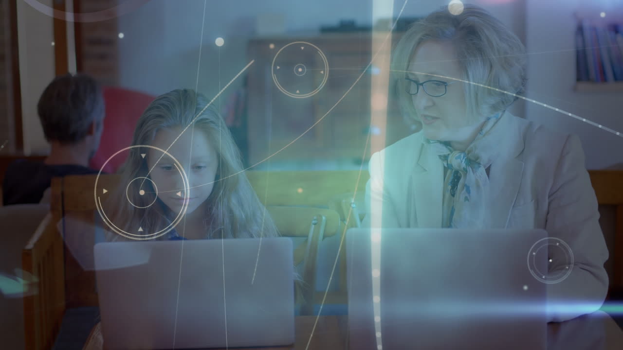 animación de datos y luces sobre maestra caucásica y niña usando computadoras portátiles