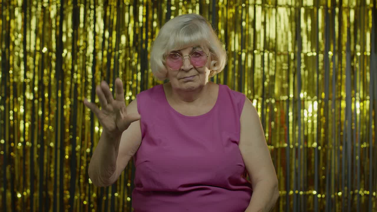 mujer rubia vieja mandona en blusa rosa culpando y pidiendo salir, conflicto, ruptura