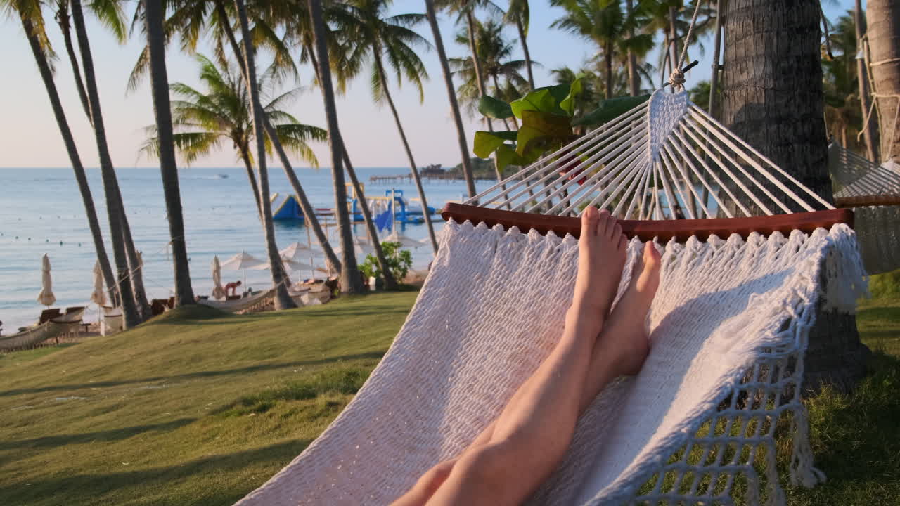 relajándose en la playa en una hamaca