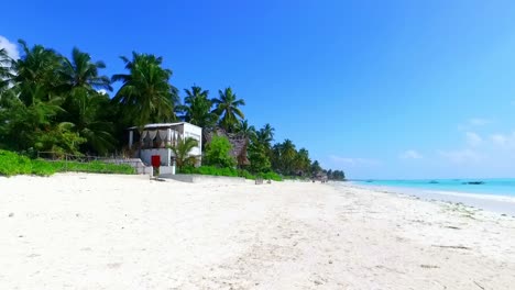 Sehr-Schöner-Tropischer-Strand-Aus-Weißem-Sand-Mit-Kokospalmen-Und-Strohhaus-Auf-Der-Insel-Sansibar